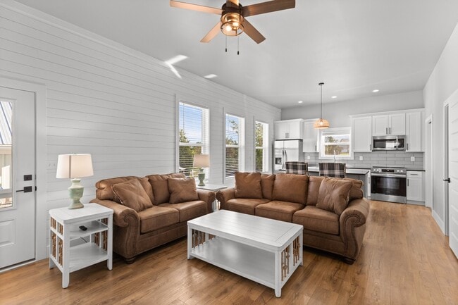 Building Photo - 1925 Lakeshore Dr