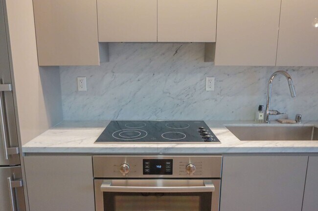 Building Photo - Luxurious Jewel high-rise condo unit; FULL...