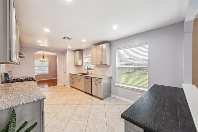 Building Photo - 3402 Fox Ct
