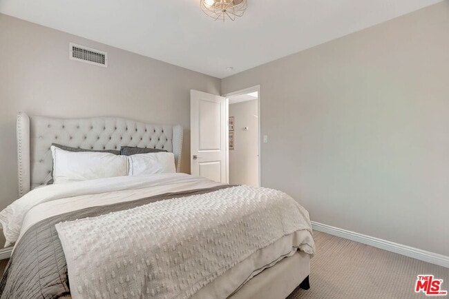 Building Photo - 4952 Placidia Ave