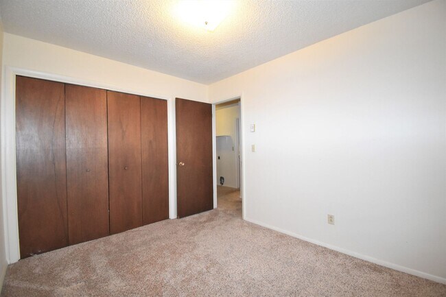 Building Photo - Great top floor 2 bed 1 bath condo, amazin...