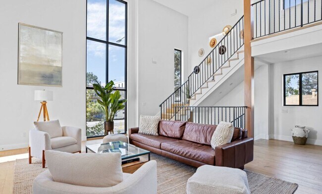 Building Photo - High-End Westside Rental on Washington Pl