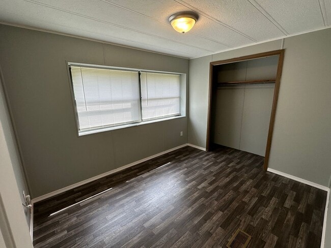 Building Photo - Single wide on a private lot! Close to Altavista