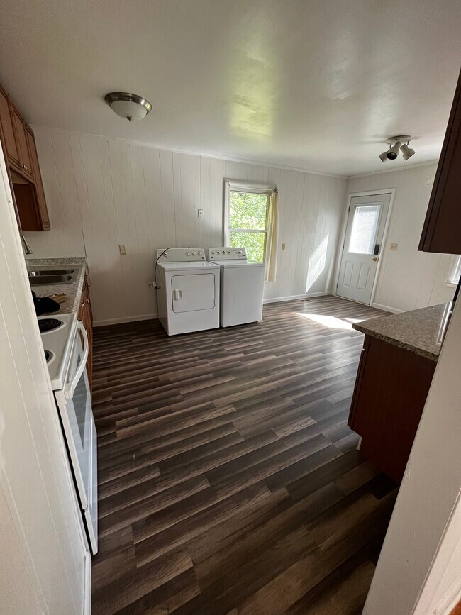 Building Photo - 9745 Poindexter Rd