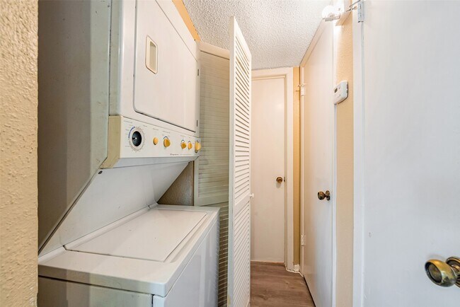Building Photo - 6315 Cattails Ln