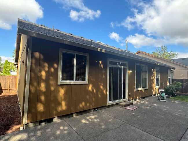 Building Photo - 3 Bedroom 2 Bath House in West Eugene Area