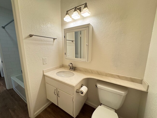 Building Photo - Beautiful & Bright 2Bd/1.5Ba Condo in Miss...