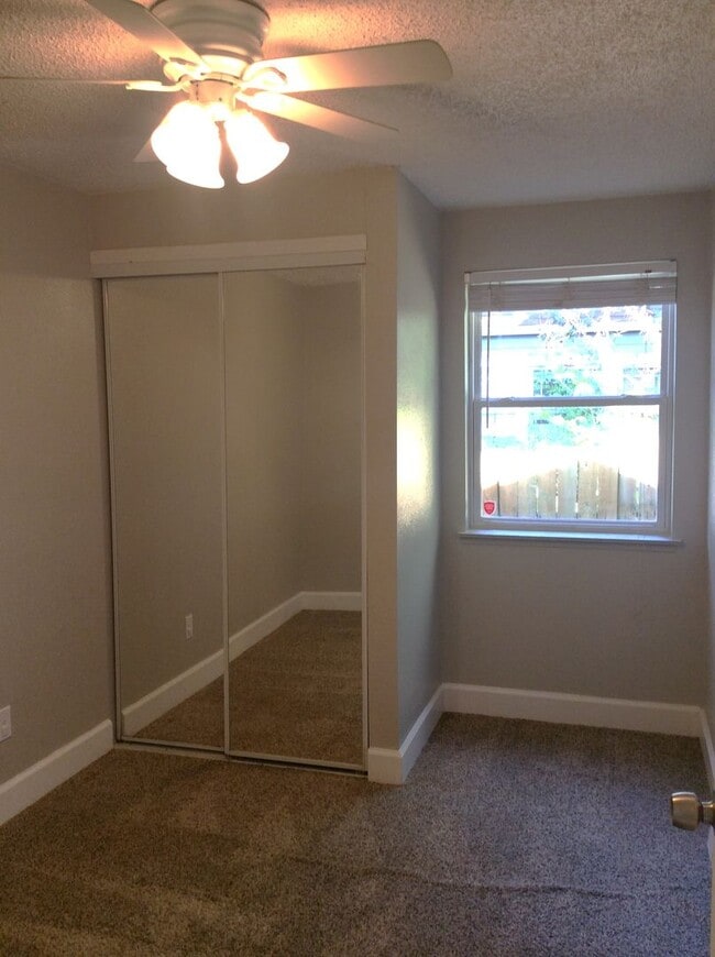 Building Photo - Lovely 3 Bdrm+ -  2 story home in Tacoma! ...