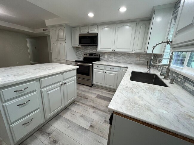 Building Photo - 12580 Fairoaks Ln
