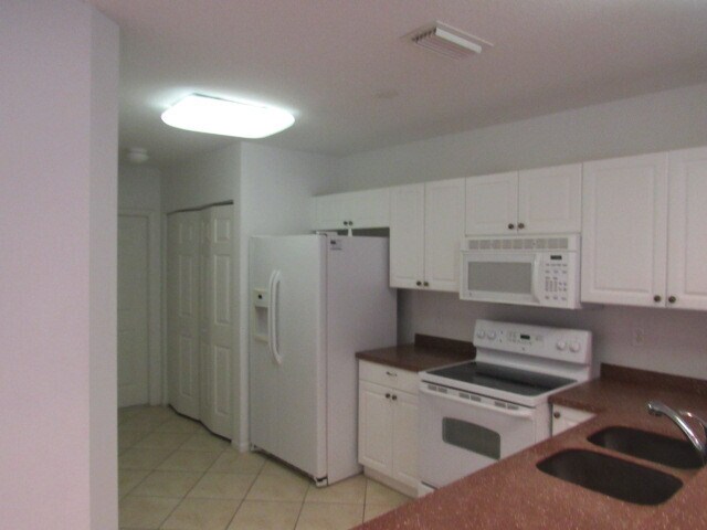 Building Photo - Large 3 bedroom 2.5 bathroom Townhouse