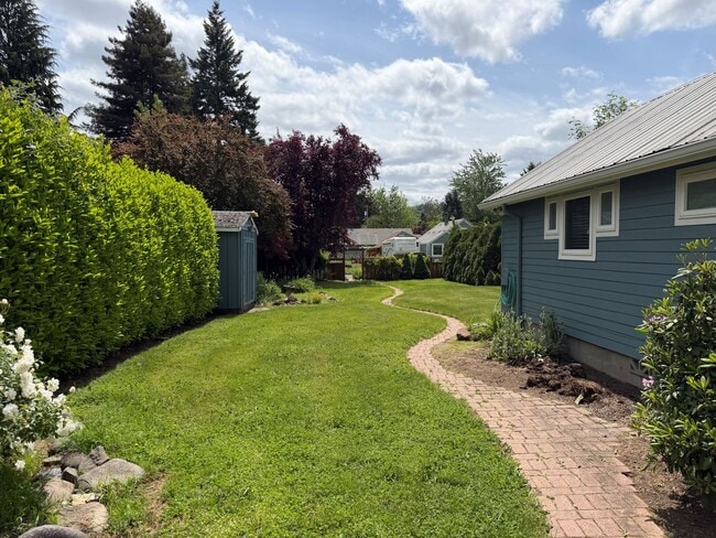 Building Photo - Luxury 1 bedroom 1 bath duplex in a great neighborhood!