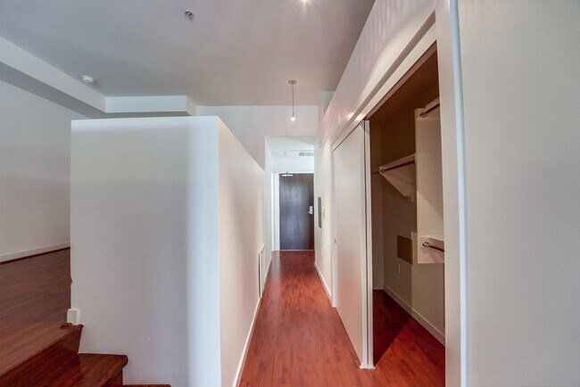 Building Photo - "Chic Urban Retreat in San Diego- Open Floor Plan – 1 Bed, 1 Bath"