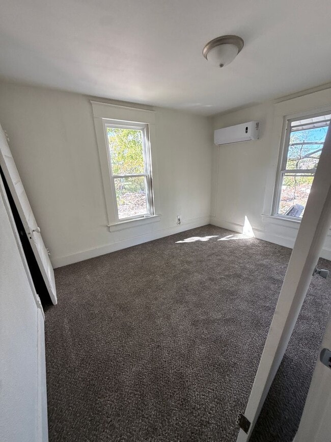 Building Photo - 3 bedroom/2 bath house