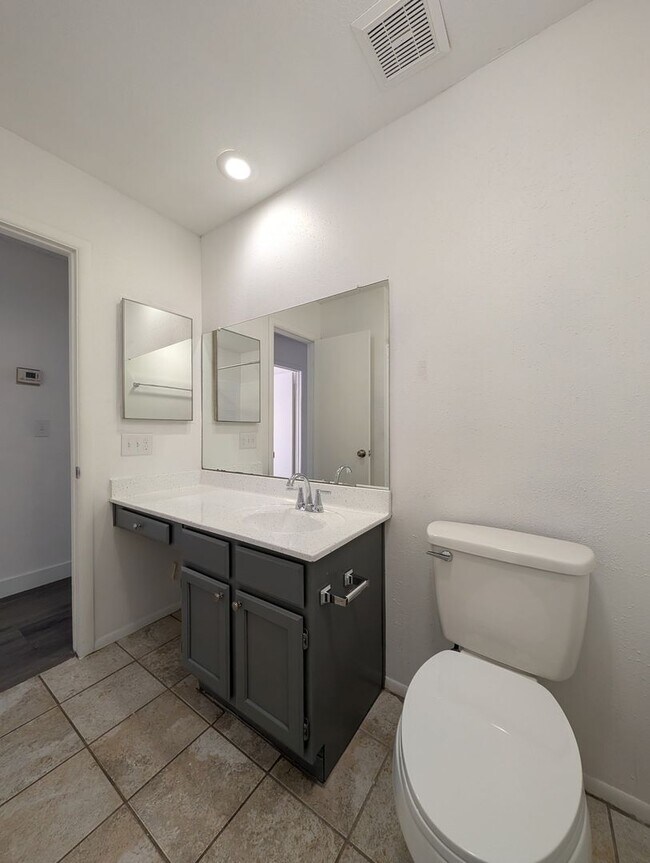 Building Photo - Sharp 3 Bedroom Home w/Pool in Glendale