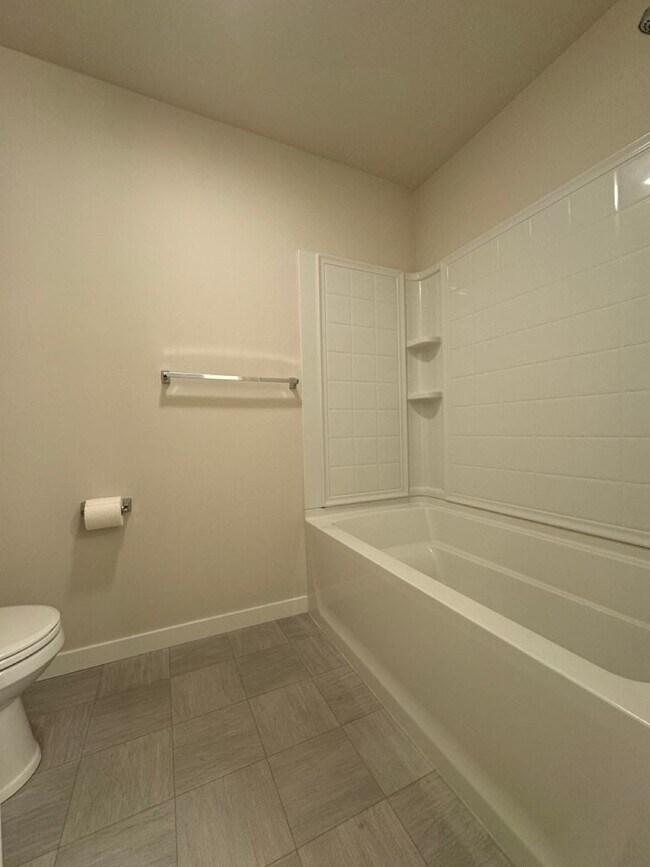 Building Photo - Modern Lynnwood 2BD/2.5BTH Townhome for Lease! Small Pet Friendly!