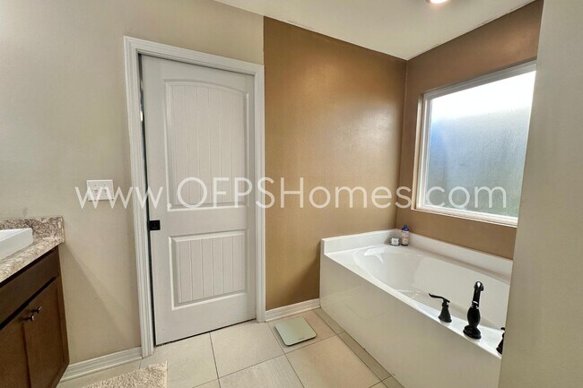 Building Photo - 454 Eisenhower Dr