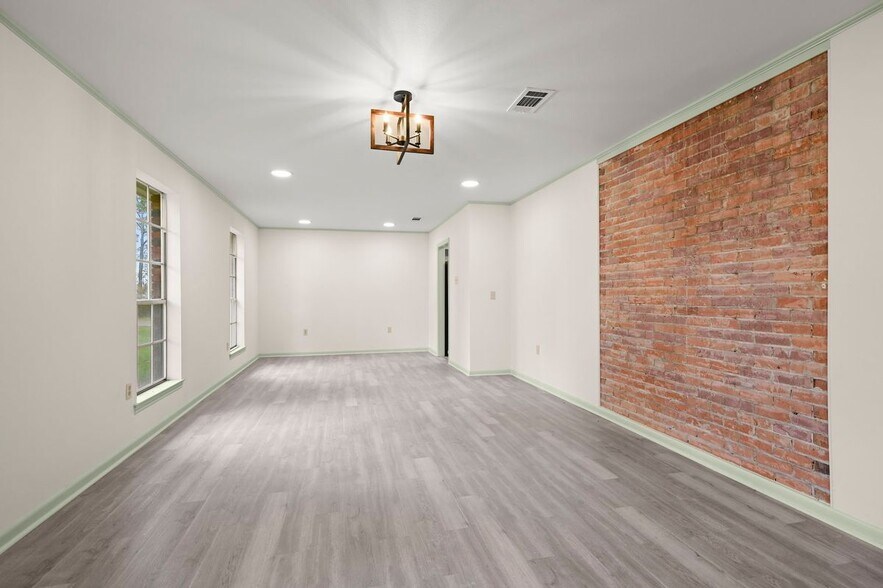 Building Photo - 9556 Fairway Dr