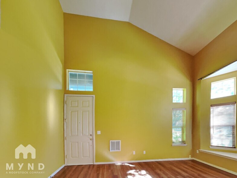 Building Photo - 1723 NE Ashberry Dr