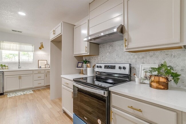 Building Photo - 1701 Larkspur Dr