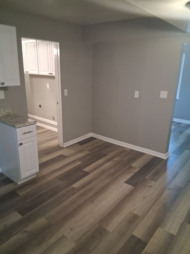 Building Photo - Great 5 bed 2 bath AC close to everything ...