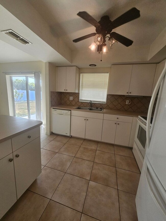 Building Photo - 3/2/2 Annual Rental Available!!