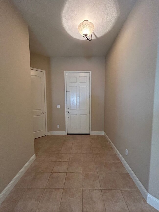 Building Photo - Nice Oakdale home on corner lot