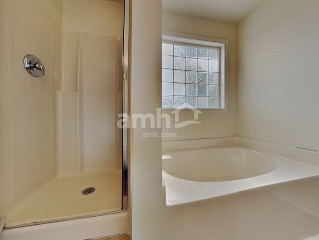 Building Photo - 645 Commander Dr