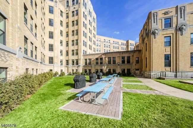 Building Photo - 520 Belleville Ave