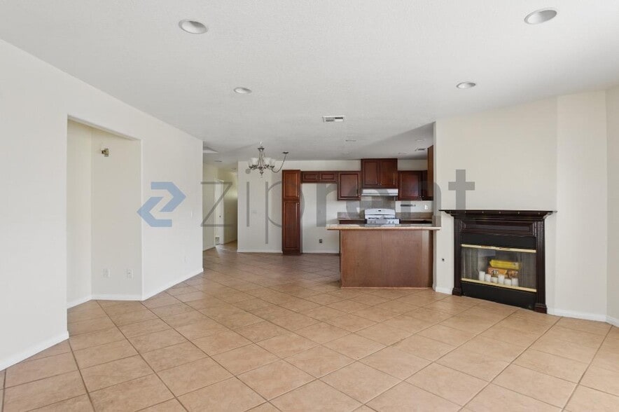 Building Photo - 1365 Valley View Ave