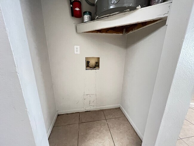 Building Photo - Beautifully Renovated 2 Bedroom, 1 Bathroom Home in Prime Ocala Location! Lawn Care Included!