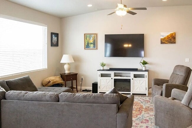 Building Photo - 3 Bedroom Furnished Home! Short term lease!! Available from May 1st - October 31st!