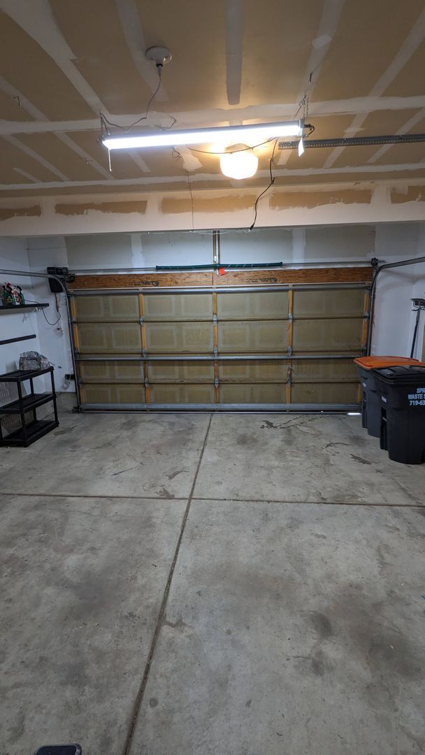 Building Photo - MODERN TWO STORY 3 BED/2.5 BATH WITH FENCE...