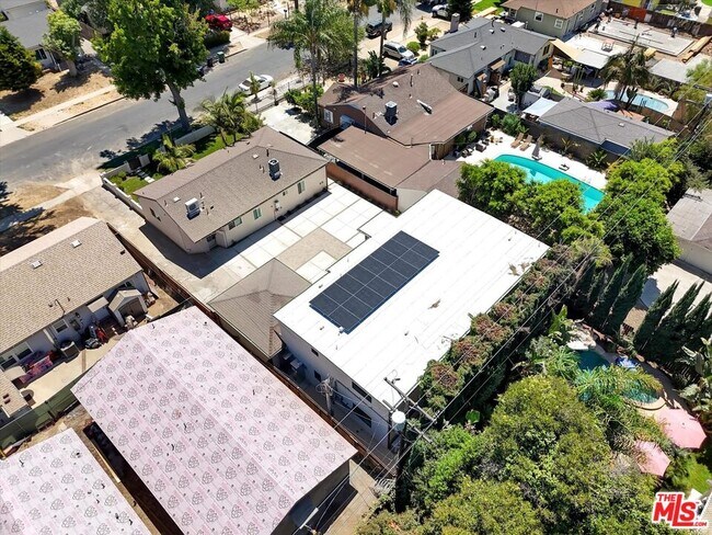 Building Photo - 6913 Encino Ave