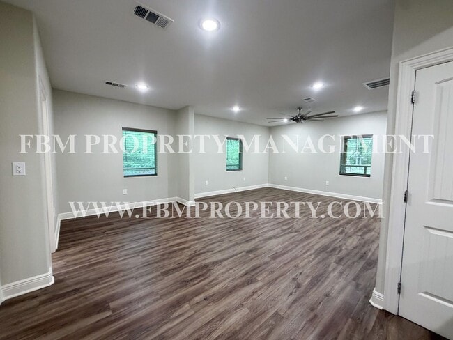 Building Photo - 338 Post Oak Dr
