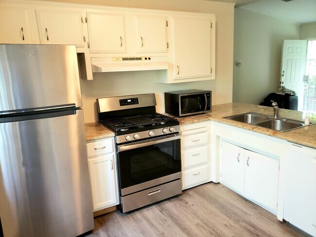 Building Photo - 713 Huntley Dr