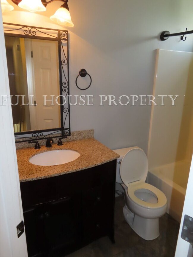 Building Photo - 3 Bed, 2.5 Bath + Bonus room/possible 4th ...