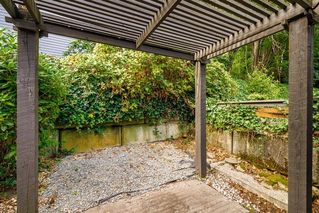 Building Photo - 2 Bedroom 2 Bath Townhouse 2 Car Garage S ...
