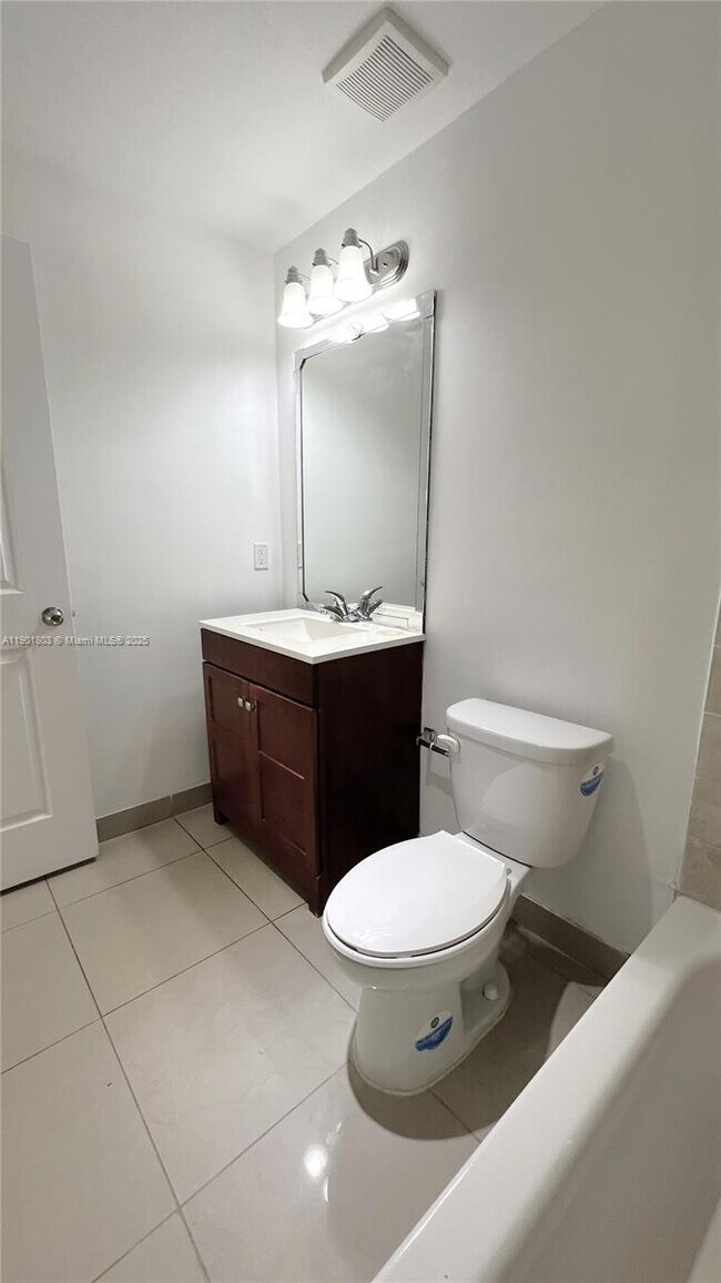 Building Photo - 909 SW 15th Ave