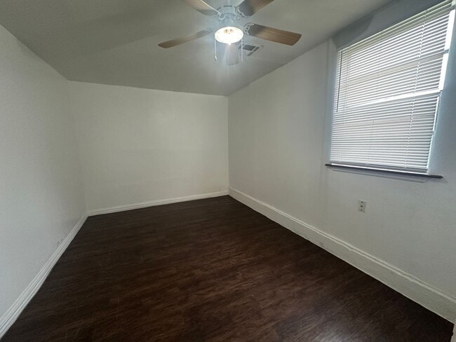 Building Photo - 4 Bed, 2 Bath, 2 dInng, 2 Living