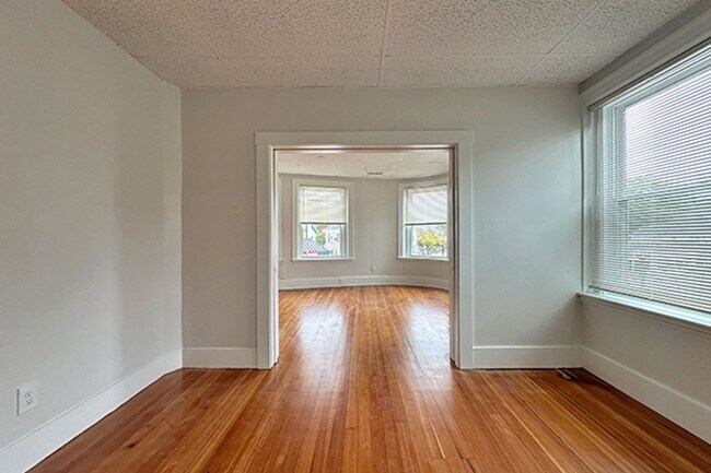 Building Photo - 7/1 Sunny, spacious 1BR in downtown Beverl...