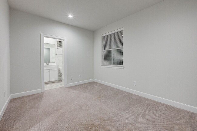 Building Photo - 3BR, 3.5BA Townhome with Balcony, Yard & D...