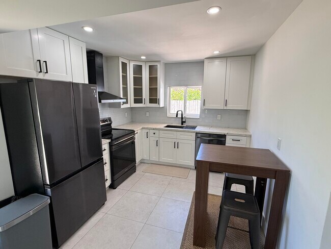 Building Photo - 5814 SE Orange Blossom Trail