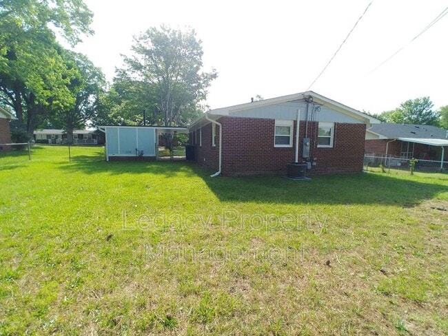 Building Photo - 727 Oakgrove Dr