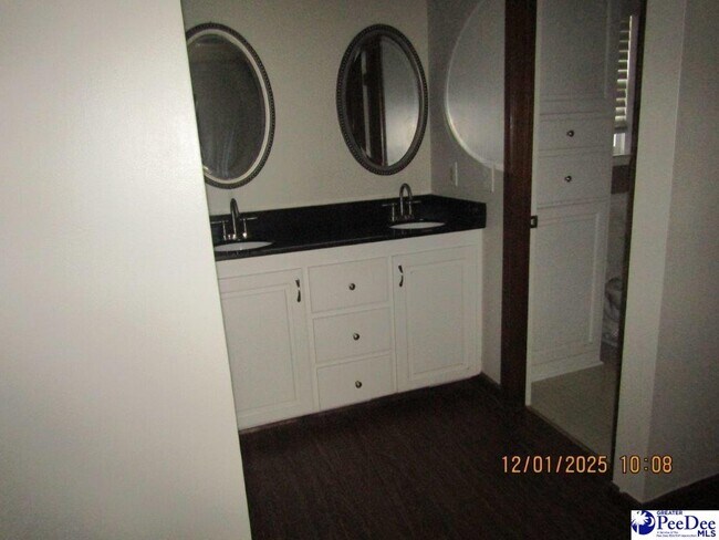 Building Photo - 864 Thunderbird Dr