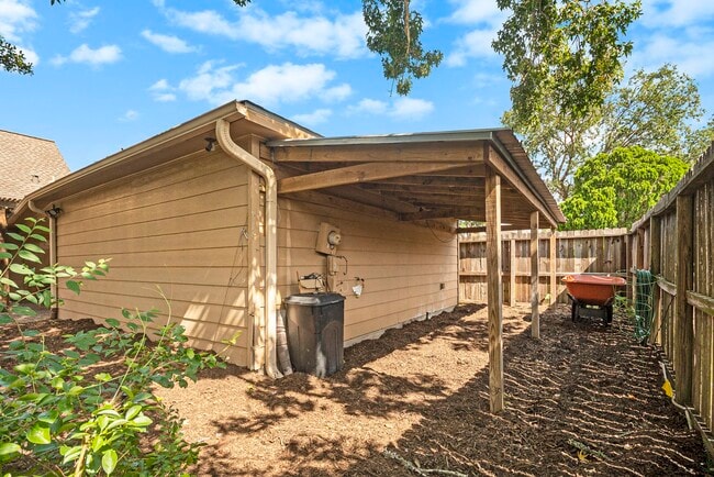 Building Photo - 302 Lochnell Dr