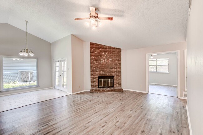 Building Photo - 2015 Newton Dr