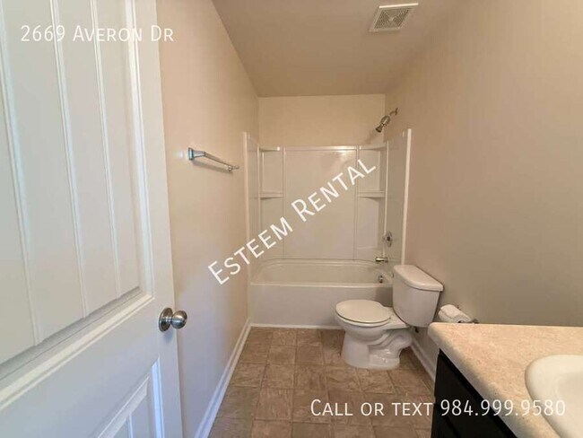 Building Photo - 2669 Averon Dr