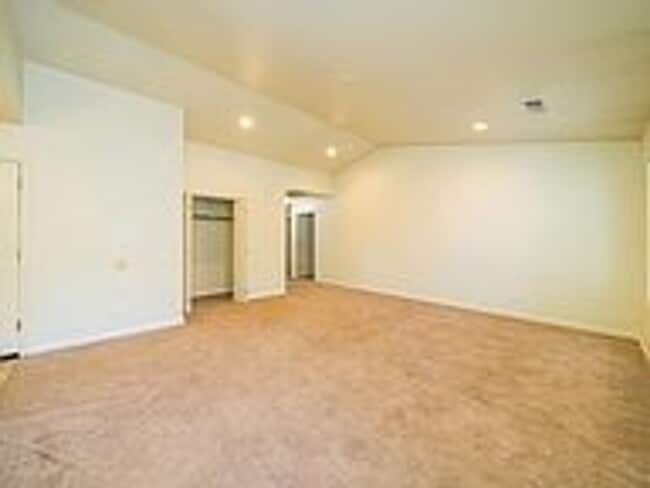Building Photo - Cute 3 bedroom/2 bath downtown home!