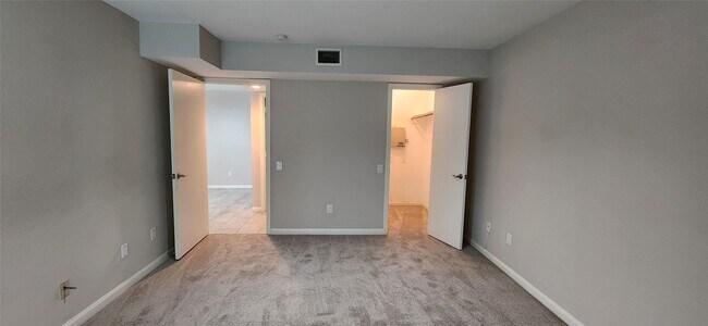 Building Photo - 1860 White Oak Dr