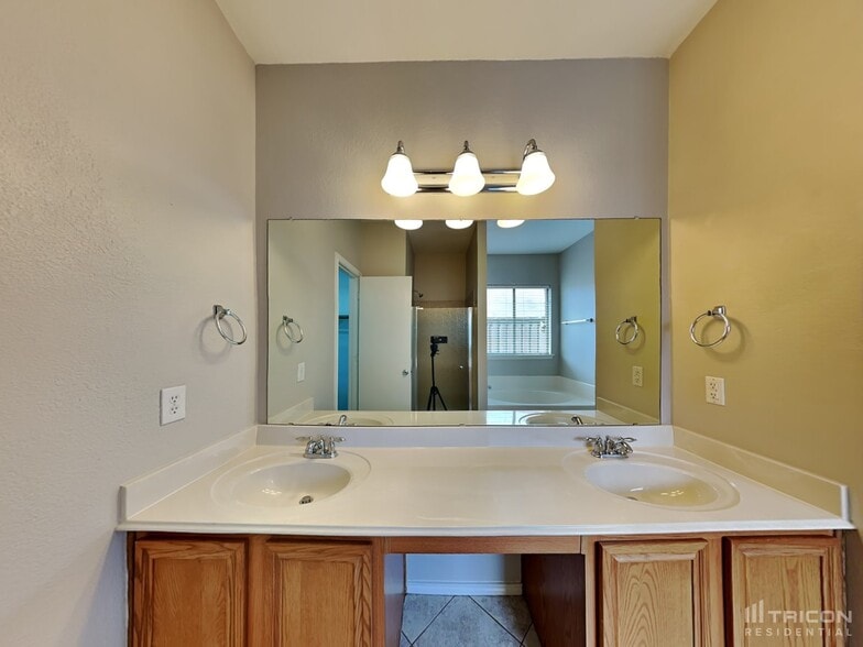 Building Photo - 320 Rowdy Dr